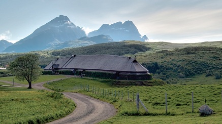 Naast het overweldigende natuurschoon maakt u hier ook kennis met culturele en historische bezienswaardigheden en de geschiedenis van de wereldberoemde (en destijds zeer beruchte) inwoners: de Vikingen.